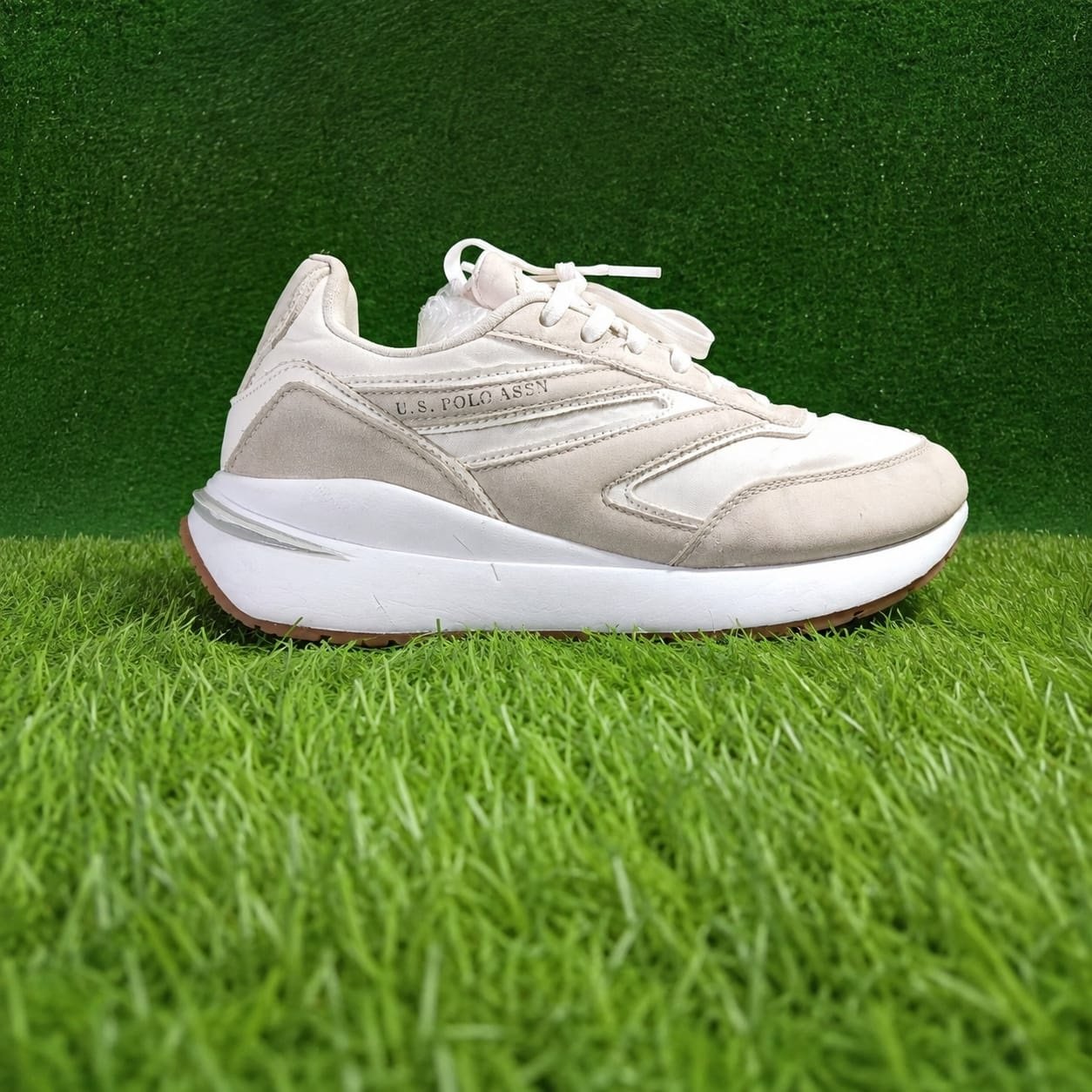 U.S. Polo Assn. White & Beige Casual Sneakers (Women's Size 7.5 US / UK 5)